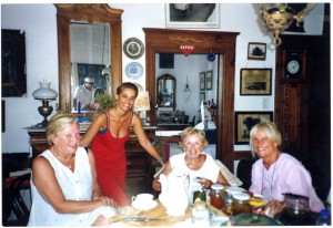 Από δεξιά προς αριστερά: η κ. Κατερίνα Καμάρα, η κ. Alice Terriade, η κ. Κατερίνα Κοσκινά, Πρόεδρος Κρατικού Μουσείου Σύγχρονης Τέχνης Θεσσαλονίκης,φίλη της κ. Terriade στο σπίτι της κ. Καμάρα στο Μόλυβο (2003)