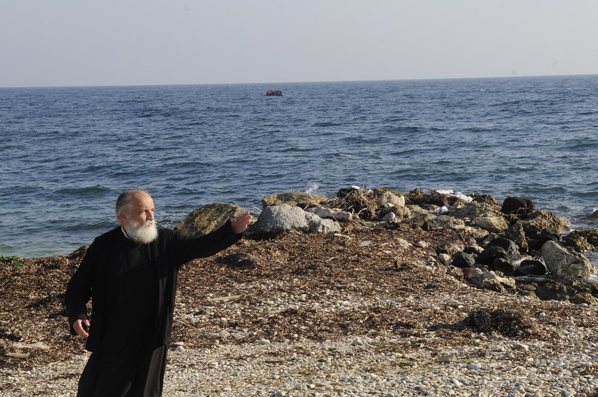 Και ο παπάς της Βαρειάς στο περιστατικό προσπαθώντας να βοηθήσει .